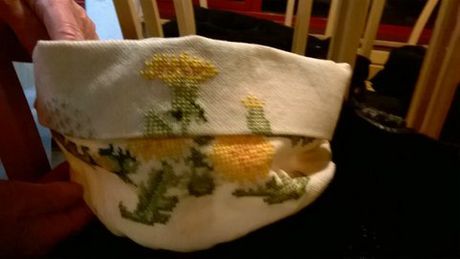 En brødpose af gammelt broderi.. Ja, hvorfor ikke..